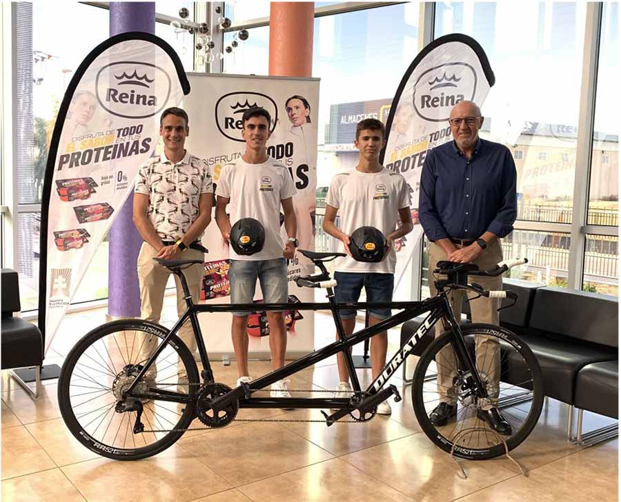 El equipo formado por Abel Torreblanca y Jose Antonio Hoyos recibe de manos de Postres Reina un nuevo tándem de competición.